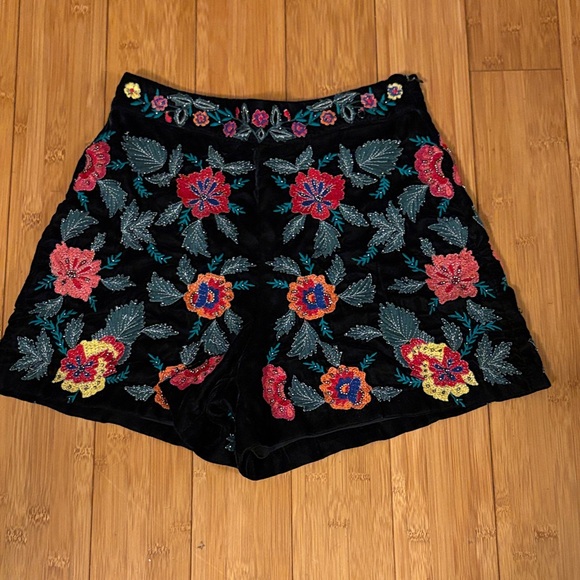 Zara Pants - Zara Trafaluc Embroidered Floral Black Shorts S